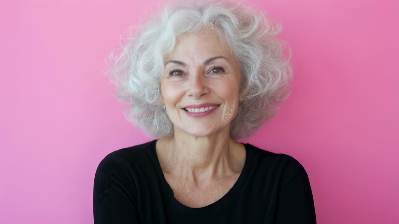 retrato de una mujer mayor sonriente