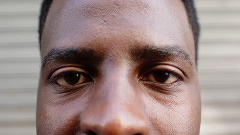 primer plano de los ojos y la frente de un joven afroamericano