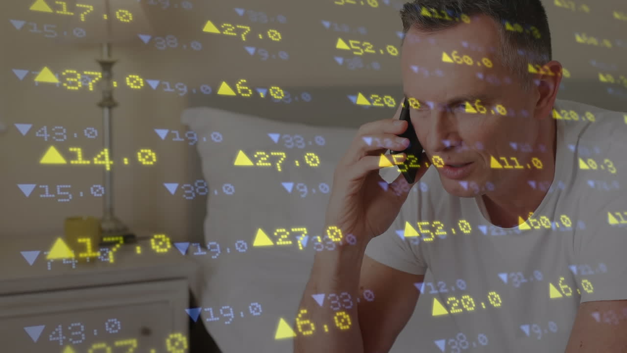 주식 시장 데이터 처리의 애니메이션 백인 고령자가 집에서 스마트폰으로 이야기하고 있습니다.