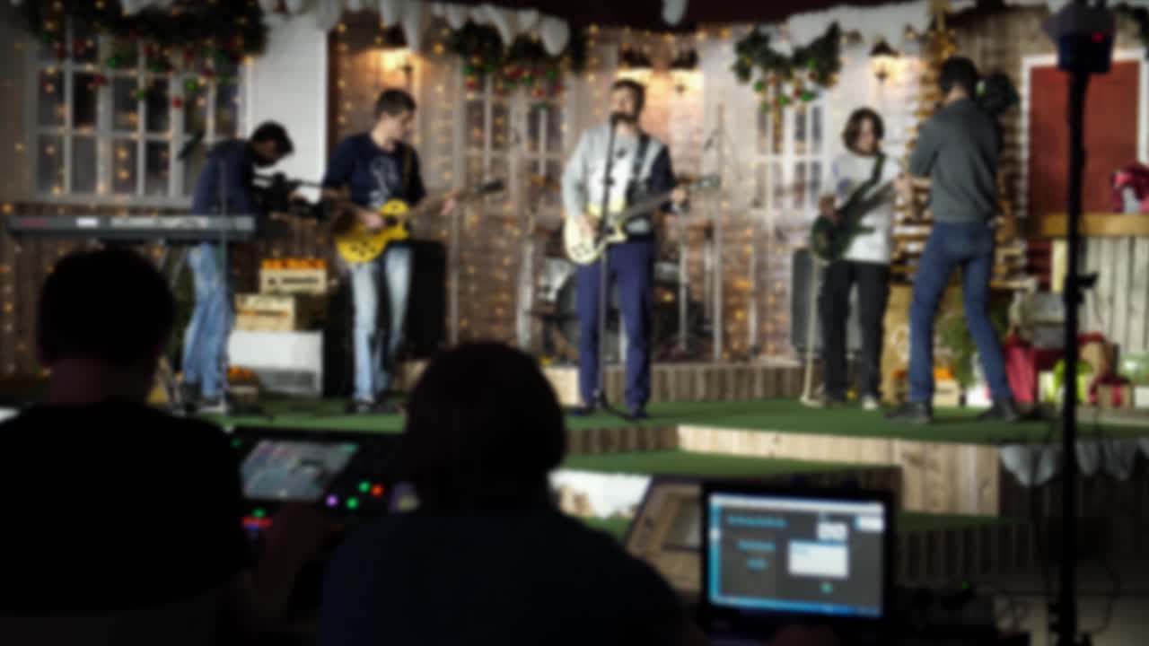 actuación de la banda con el equipo y el público