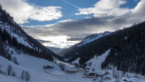 Schöner-Sonnenaufgang-In-Einem-Tal-In-Südtirol,-Italien