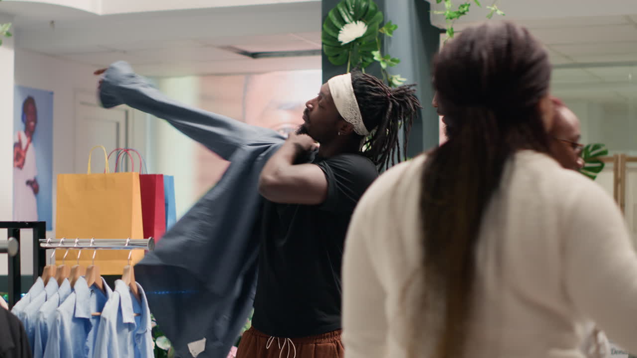 스타일리시한 공식적인 옷을 입고 있는 클라이언트