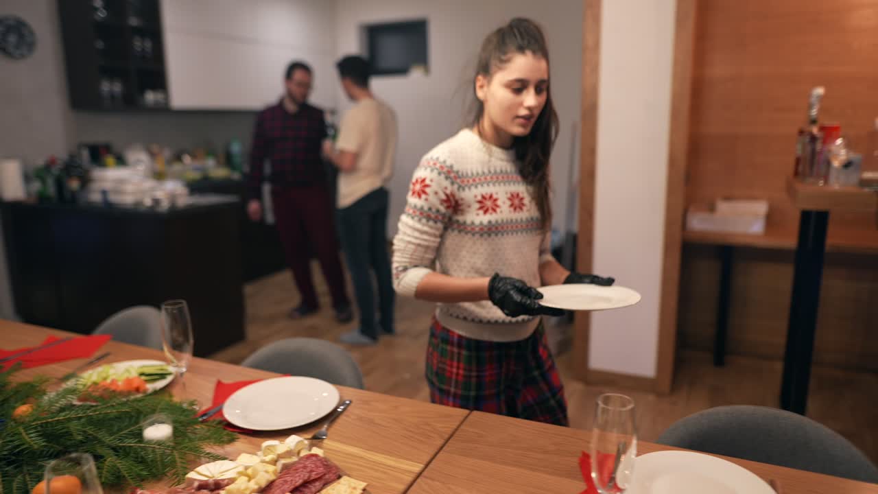 amigos celebrando la cena de navidad
