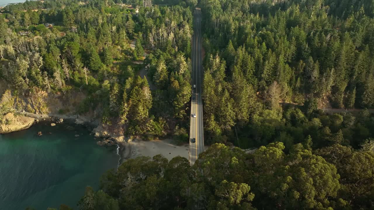 Widok z lotu ptaka na samochody jadące wzdłuż autostrady Pacific Coast Highway w Kalifornii.
