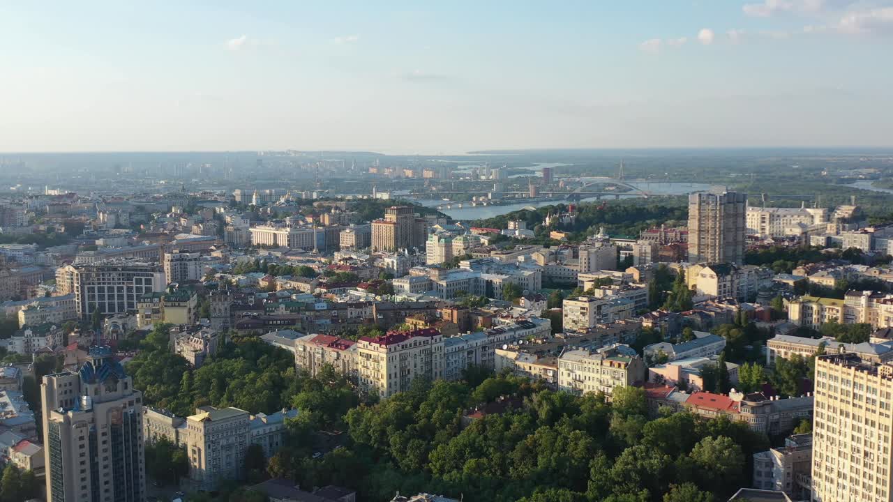 video aéreo de drones de los edificios del centro de la ciudad y el río dnipro en el distrito de pecherskyi del óblast de kiev, ucrania, durante la puesta de sol