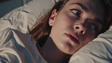 mujer acostada en la cama