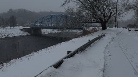 Puente-De-Acero-Con-Arco-Azul-Que-Cruza-El-Arroyo-Roundout-En-Un-Día-Nevado-En-Rosendale,-Nueva-York