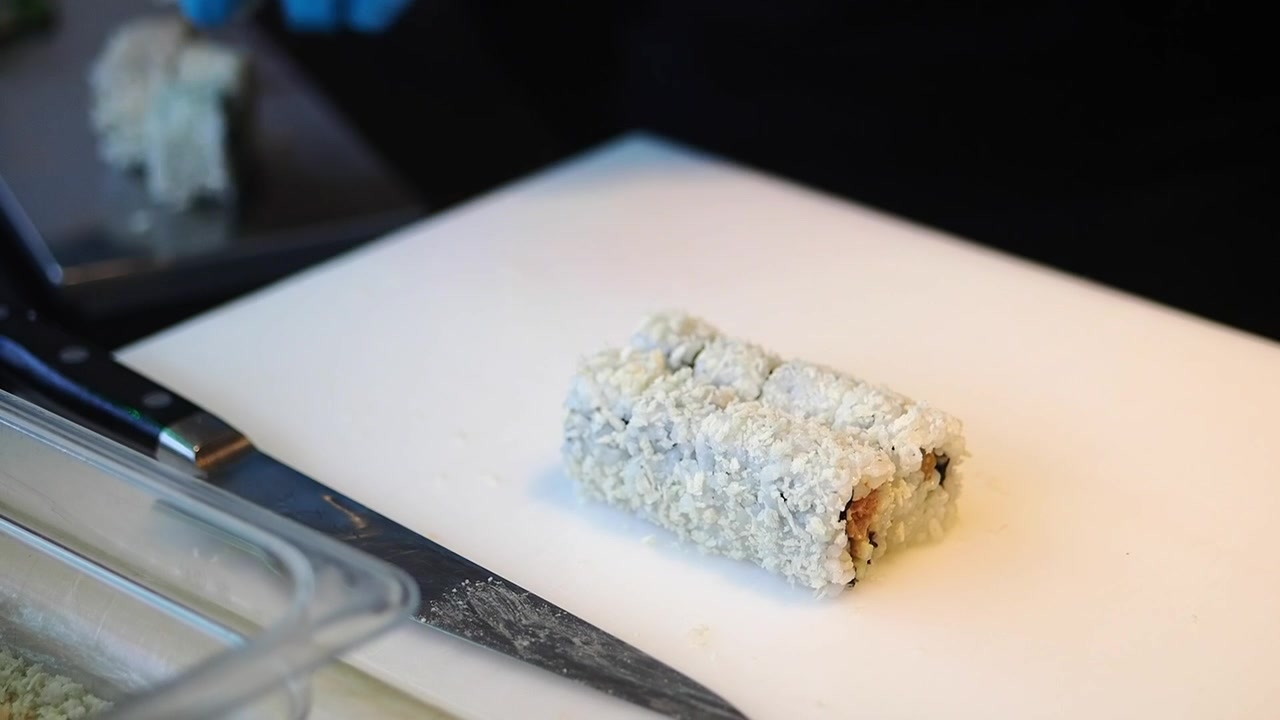 Kokki valmistaa sushiriisiä ammattikeittiössä