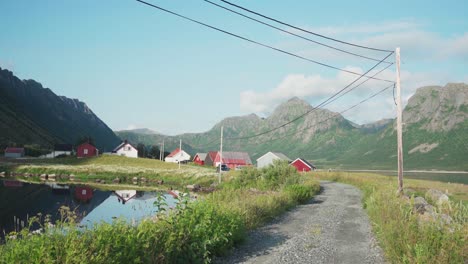 Tranquilo-Pueblo-De-Grunnfarnes-En-La-Isla-Senja-En-El-Norte-De-Noruega