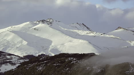 el lapso de tiempo en la patagonia con nubes etéreas en rápido movimiento en las cimas de las montañas cubiertas de nieve