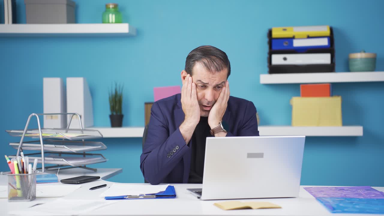 un hombre de negocios triste viendo su fracaso en la computadora portátil.
