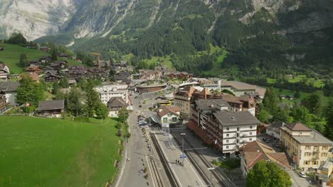 Vista-Aérea-Sobre-El-Centro-De-Grindelwald-En-Suiza