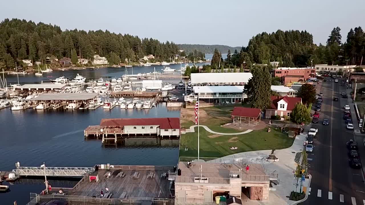 bandera estadounidense frente al escenario en el parque de los hermanos skansie y netshed en gig harbour, washington - toma aérea en órbita