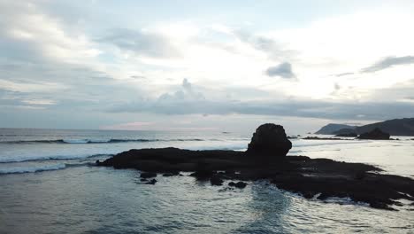 toma panorámica aérea 4k de rocas oceánicas irregulares al atardecer 2