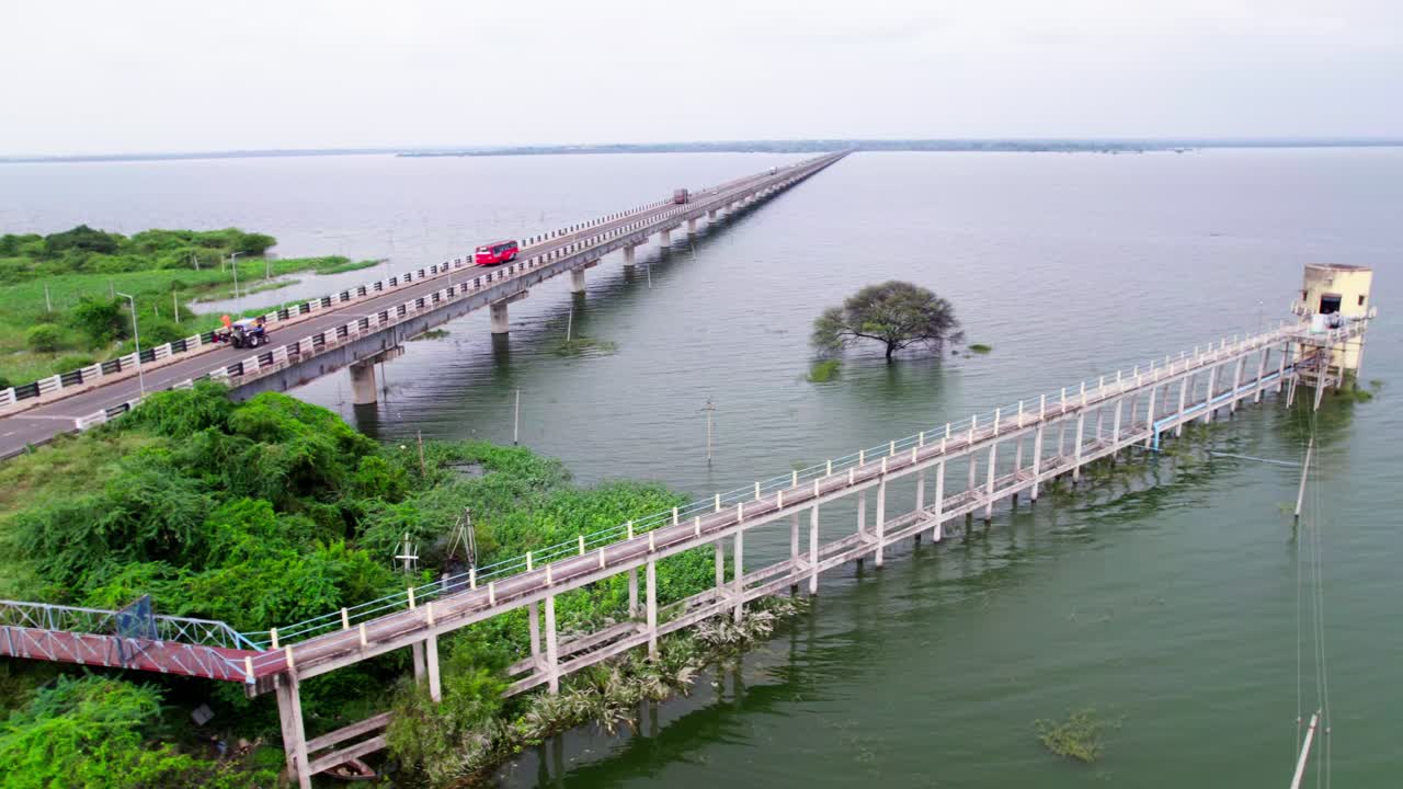 Vista aerea del ponte sul fiume Krishna a Kolhar con onde del fiume e alberi nel Karnataka. Di giorno, leggera ripresa panoramica, 4K.