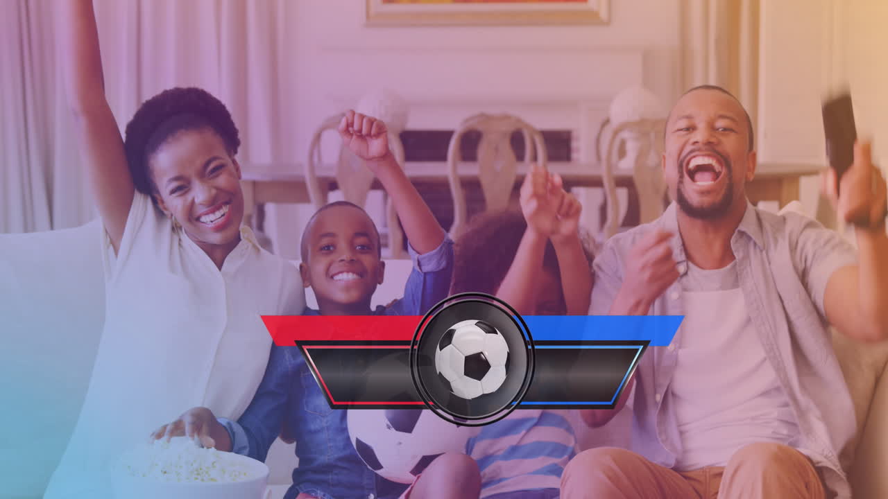 animación de pelota sobre una feliz familia afroamericana viendo un partido de fútbol en la televisión
