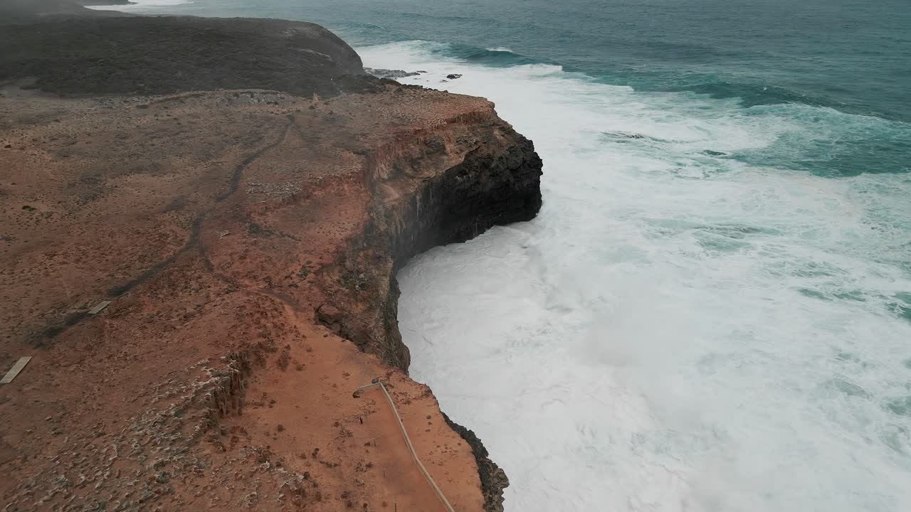 vista de arriba de las peligrosas mareas altas que golpean las rocas de cabo bridgewater, australia