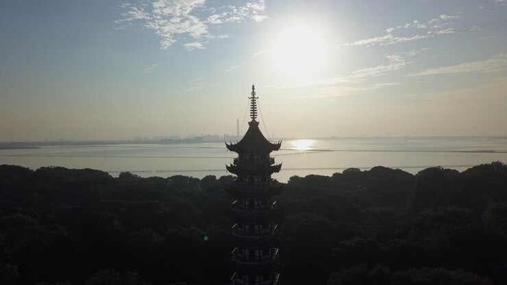 Silhouette d'une pagode de sept étages se détachant sur le soleil matinal à Shanghai, Chine