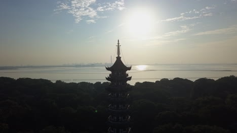 Silueta-De-Pagoda-De-Siete-Pisos-Contra-El-Sol-De-La-Mañana-En-Shanghai-China