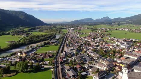 impresionante paisaje de la ciudad de kuchl en austria en una suave escena aérea
