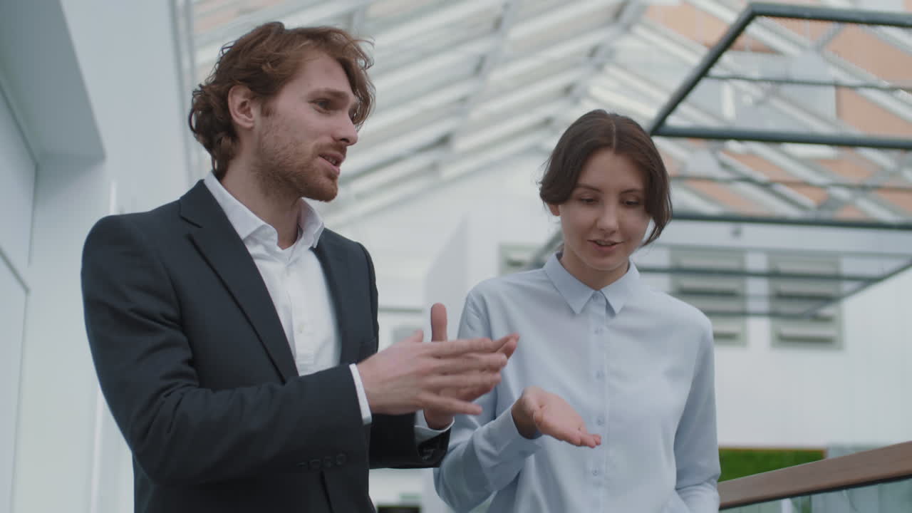 dos colegas de negocios teniendo una discusión