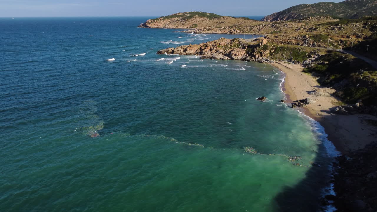Litoral com lixo plástico marinho espalhado pela corrente