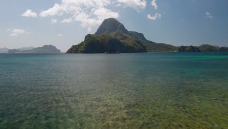 Vuelo-Aéreo-A-Baja-Altura-Sobre-El-Agua-Que-Muestra-La-Isla-Cadlao-A-La-Luz-Del-Día,-El-Nido,-Palawan,-Filipinas