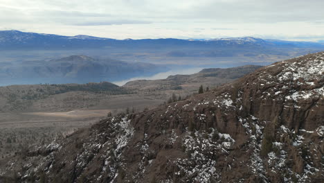 Abrazando-La-Serenidad:-La-Majestuosidad-Montañosa-De-Thompson-Okanagan