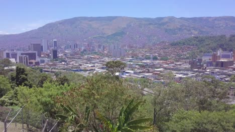 Impresionante-Toma-Deslizante-En-4k-Del-Centro-De-Medellín-Desde-Pueblito-Paisa,-Cerro-Nutibara.