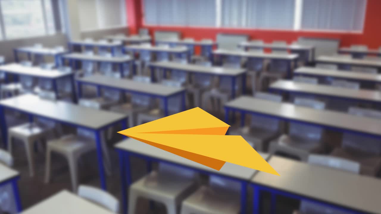 animación de aviones de papel amarillo volando sobre escritorios y sillas en un aula vacía