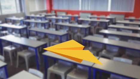 Animation-Von-Gelben-Papierflugzeugen,-Die-über-Schreibtisch-Und-Stühle-In-Einem-Leeren-Klassenzimmer-Fliegen