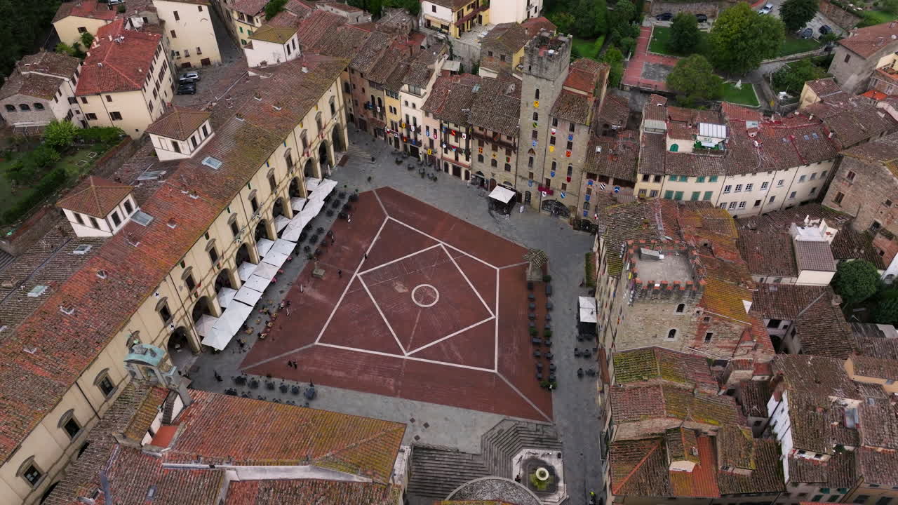 Veduta aerea con drone di Piazza Grande con edifici in pietra ad Arezzo, Toscana, Italia