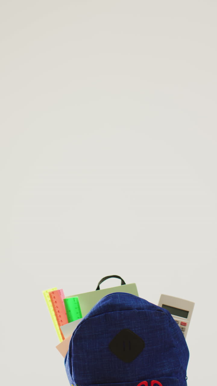 회색 배경에 학교 장비를 가진 배의 수직 비디오