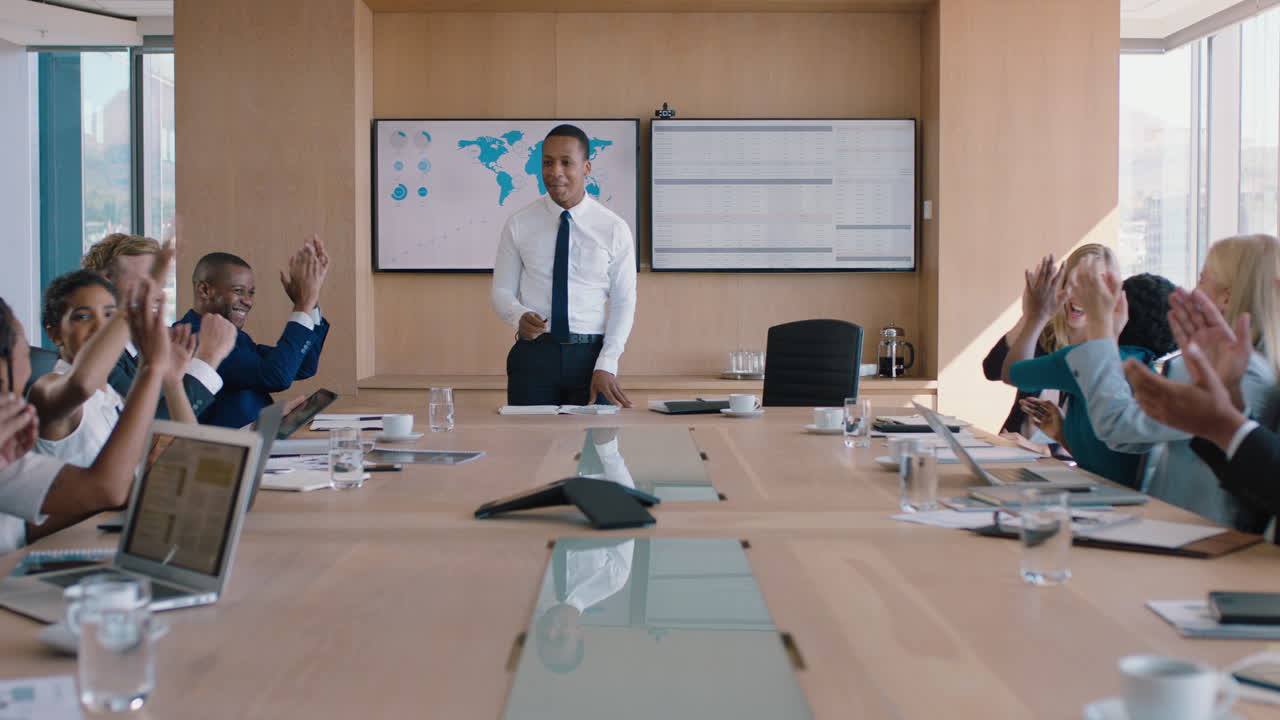 사업가가 주주들에게 성공적인 해결책을 제시합니다. 박수와 함께 축하합니다. 매출 증가에 대한 경영진을 축하합니다. 사무실 이사회 회의실에서 박수를 치고 있습니다.