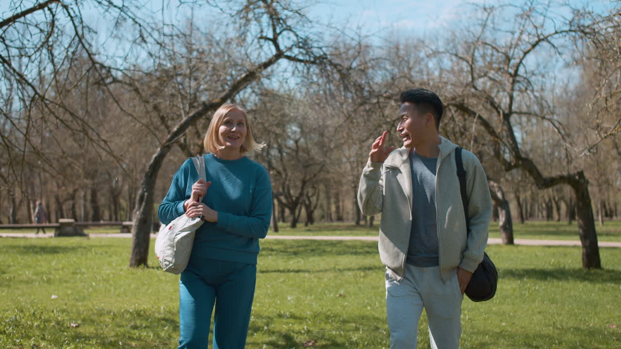 숲에서 산책 하는 커플