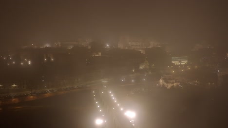 cielo nocturno brumoso sobre la ciudad de salamanca, españa