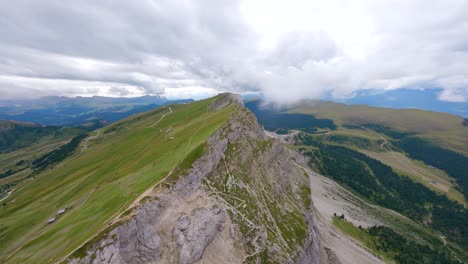 drone fpv volando en el impresionante paisaje montañoso de seceda, ubicado en el parque natural de los dolomitas, italia