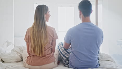 relajarse, cama y pareja con el matrimonio