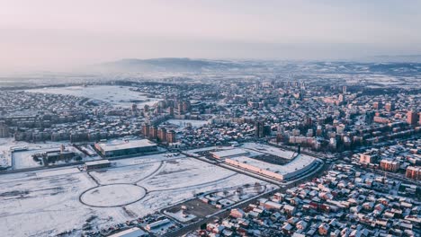 paisaje invernal de la ciudad bajo la nieve, drone 4k