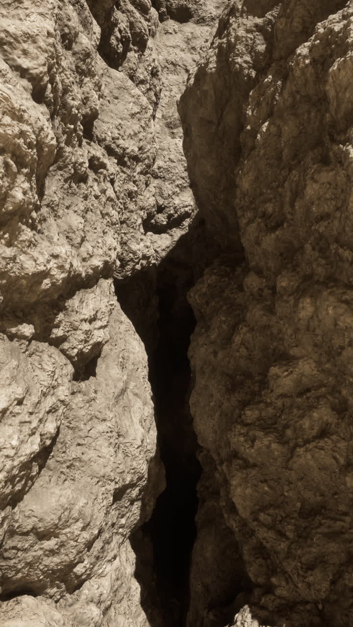 un estrecho cañón con paredes de roca empinadas