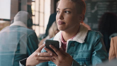 Schöne-Frau-Nutzt-Ihr-Smartphone-Im-Café-Und-Schreibt-SMS,-Teilt-Nachrichten-In-Sozialen-Medien-Und-Genießt-Mobile-Technologie,-Die-In-Einem-Belebten-Restaurant-Wartet