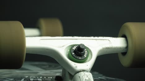 ruedas de longboard que giran en una dirección
