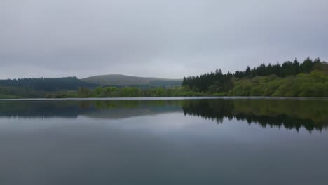 Drone-Rápido-Sobre-El-Lago-Durante-El-Día-Nublado-En-Dartmoor,-Inglaterra