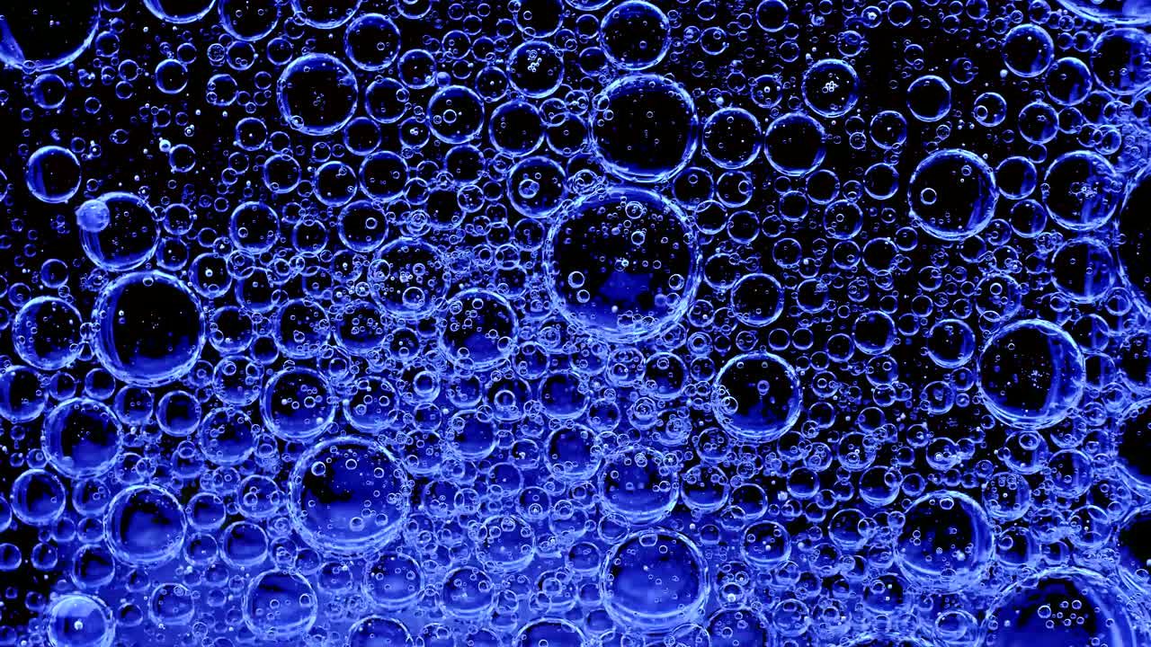 movimiento de burbujas en el líquido.