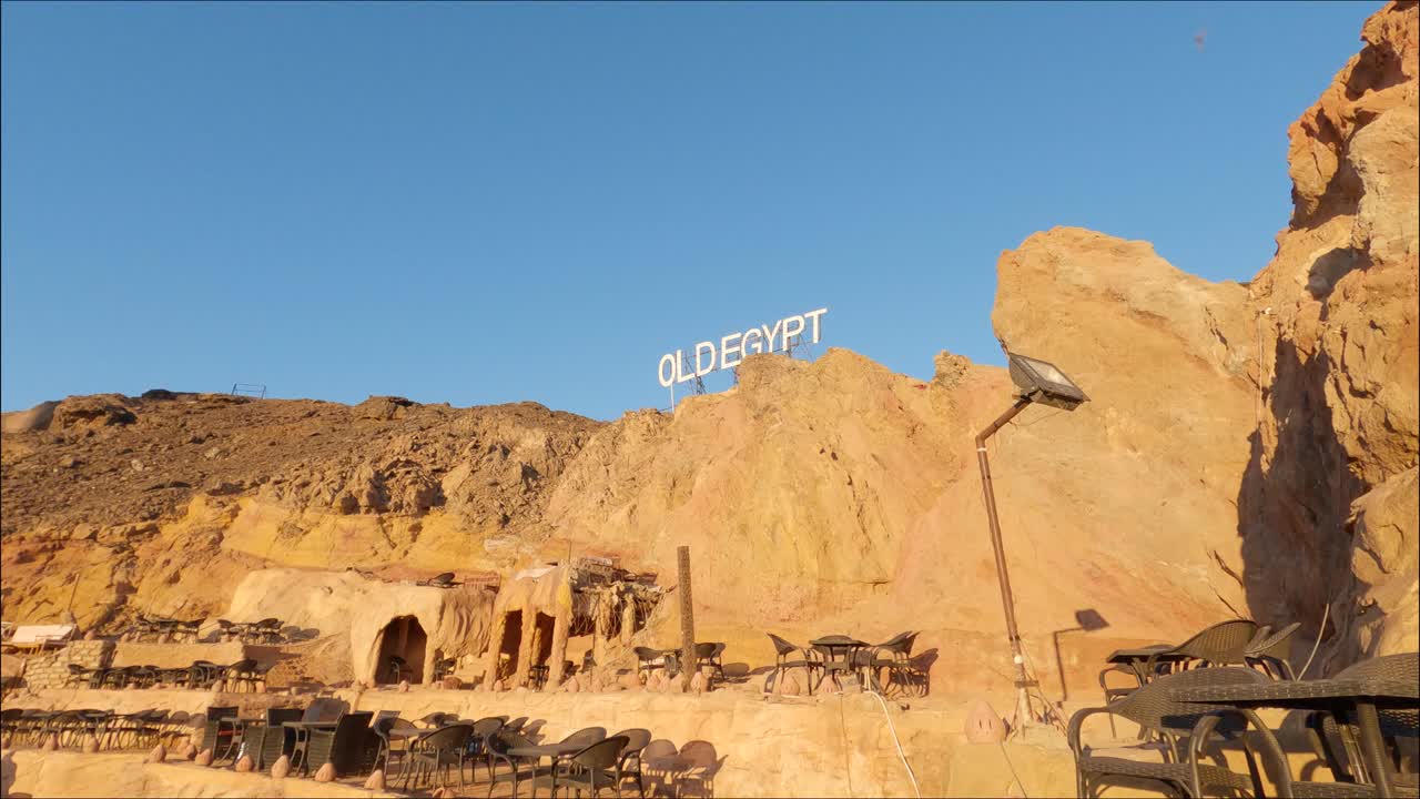 estabishing fue filmado en el parque del antiguo egipto, cafés en formaciones rocosas, sharm el sheikh. egipto