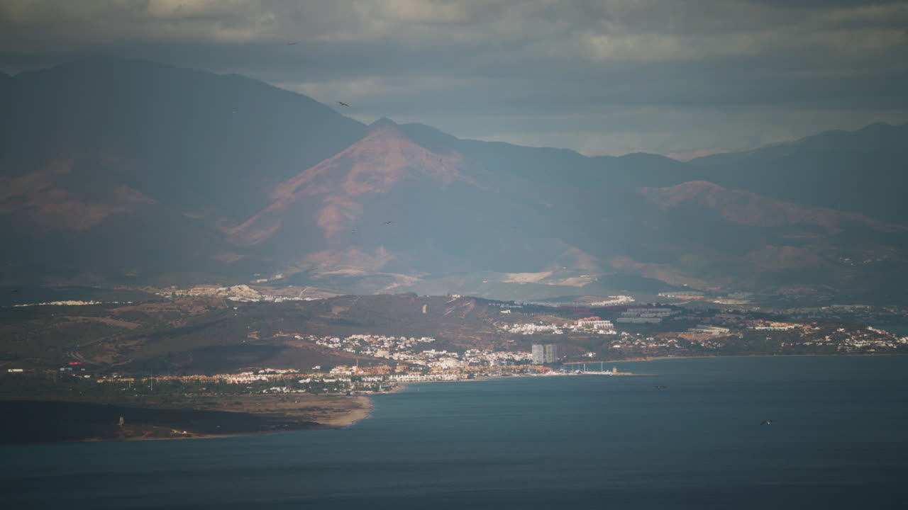 아름다운 해안 도시 는 멀리 뒤 에 산 들 이 있다
