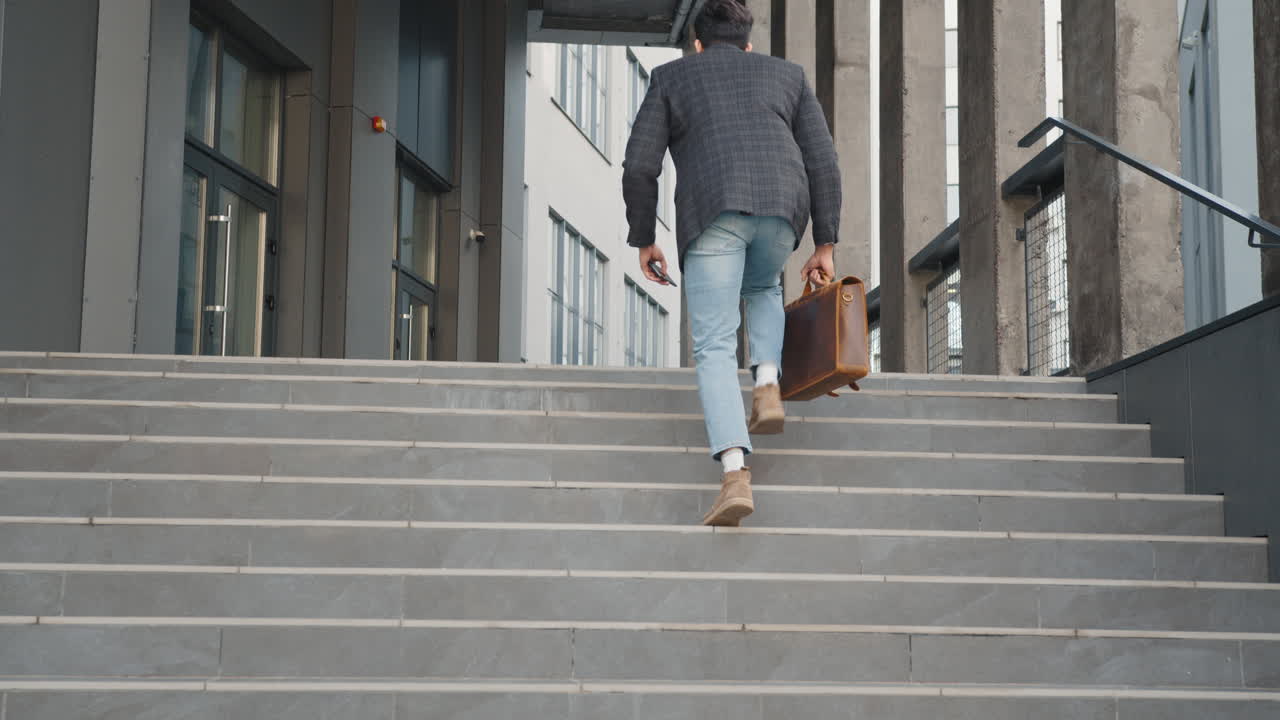 Un hombre de negocios subiendo las escaleras.