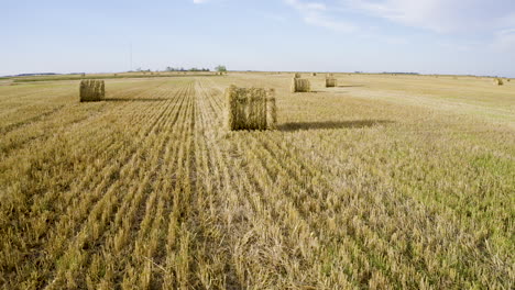 Die-Kamera-Umkreist-Einen-Heuballen-In-Den-Ebenen-Von-North-Dakota