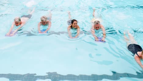 Schwimmtrainer,-Der-Senioren-Beim-Schwimmen-Unterstützt