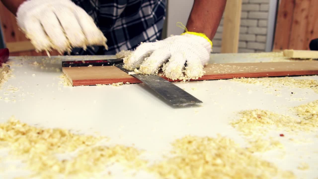carpintero que trabaja en artesanías de madera en el taller